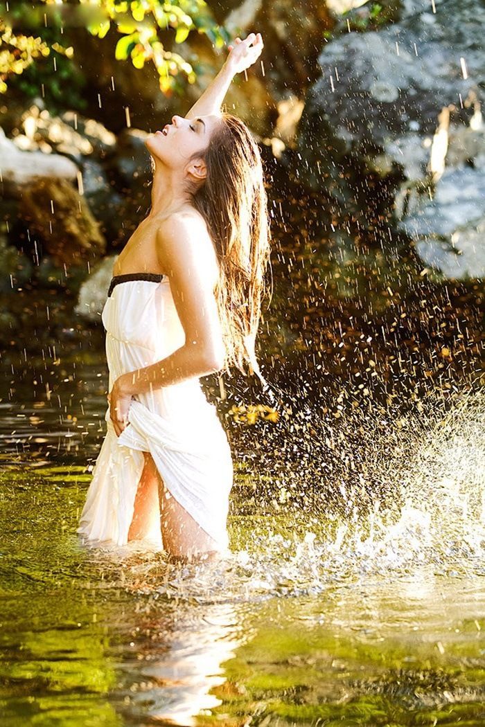 Marie Avgeropoulos in Manisales