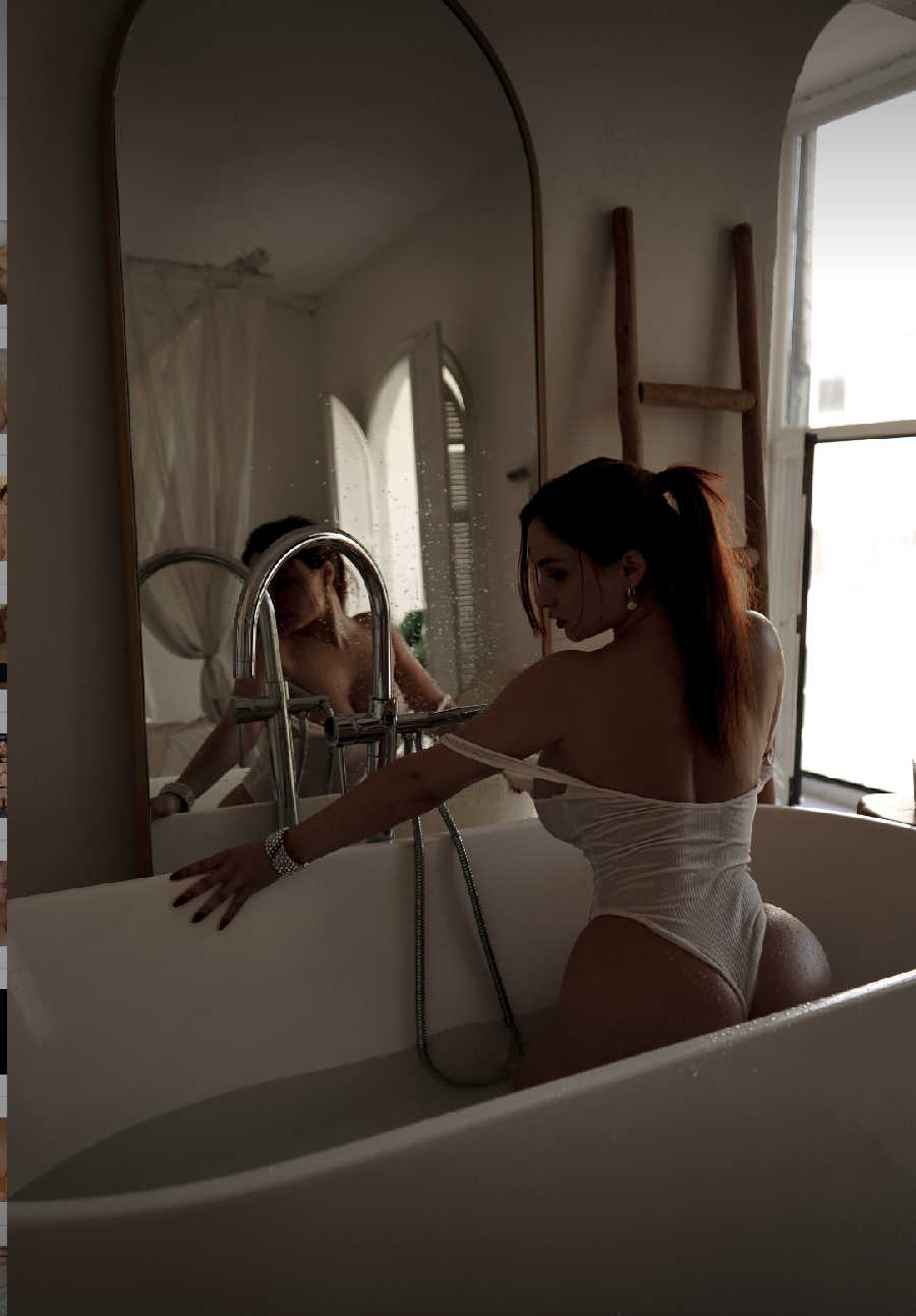 A playful frame from Miranda Faith nude — online in Manisales