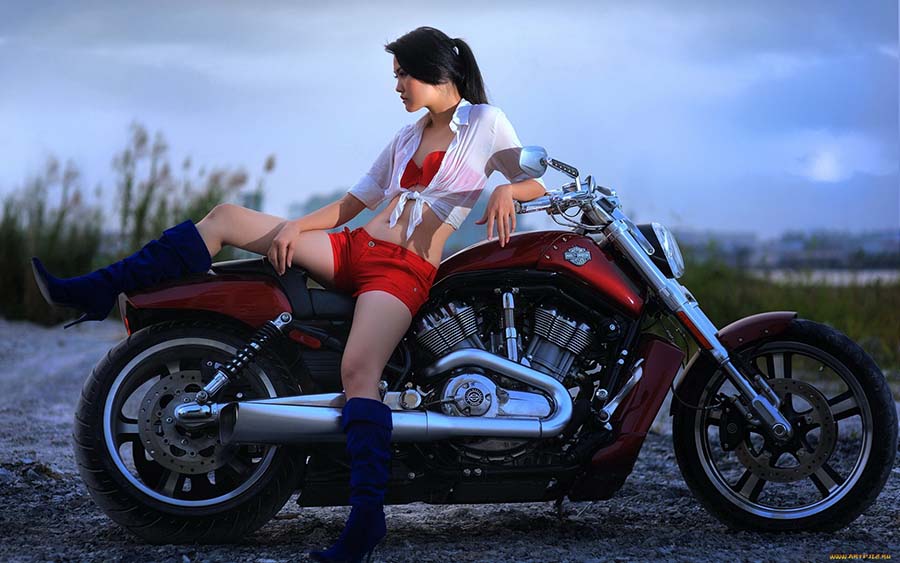 Beautiful girls and motorcycles in Manisales
