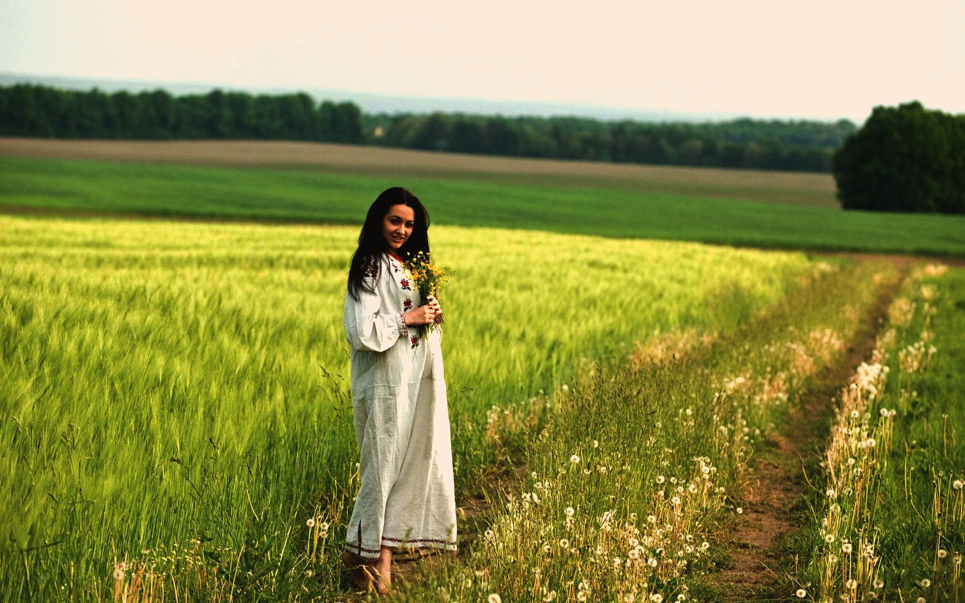 Women in Slavic costumes in Manisales