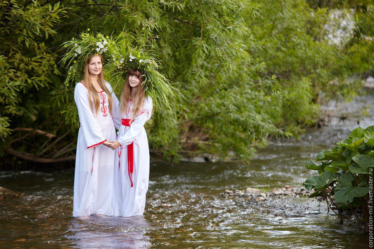 Women in Slavic costumes in Manisales