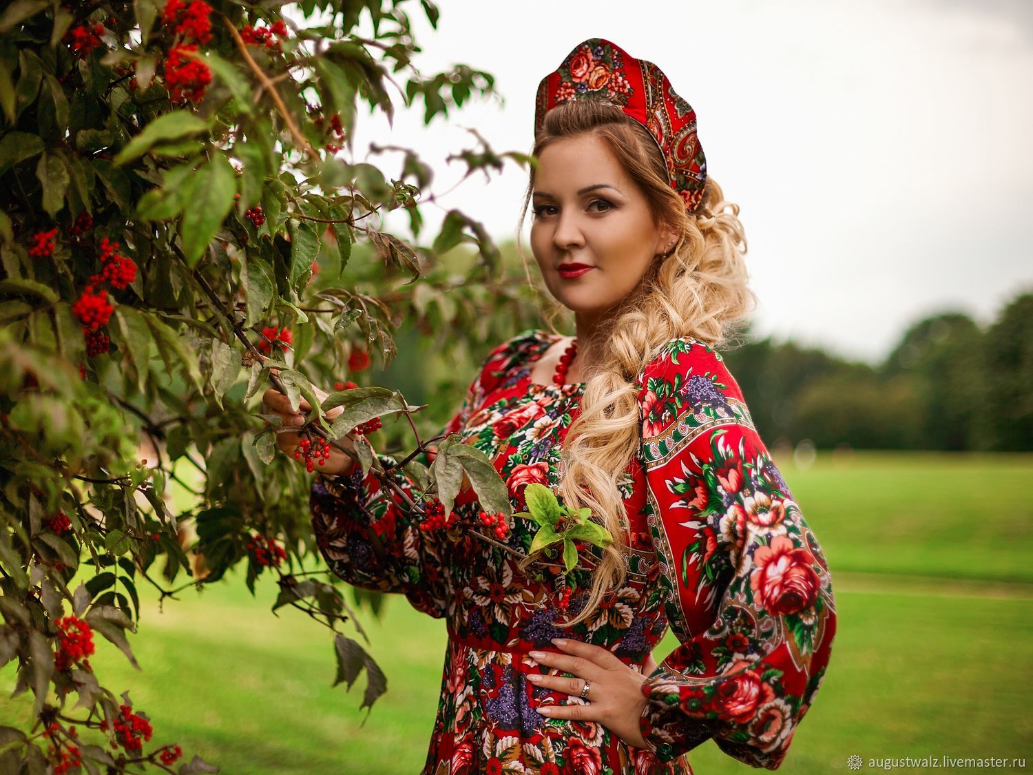 Women in Slavic costumes in Manisales