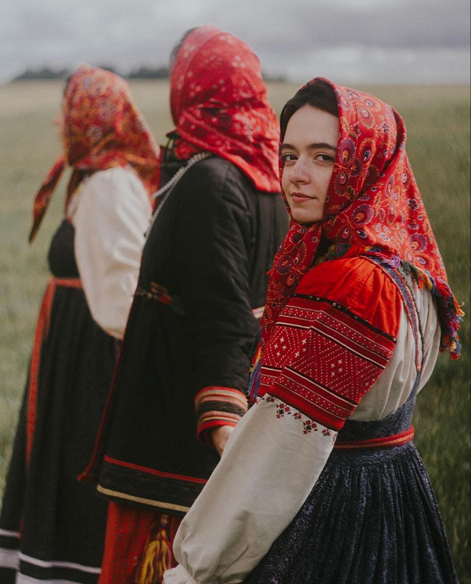 Women in Slavic costumes in Manisales