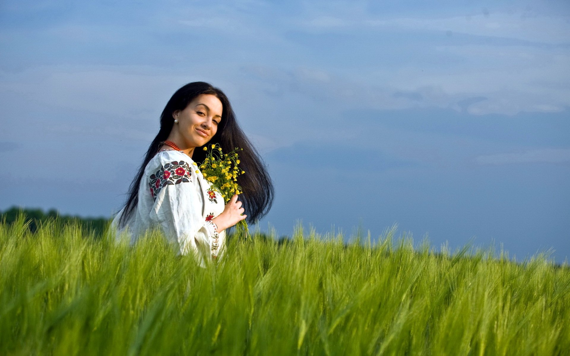Girls in Slavic costumes in Manisales