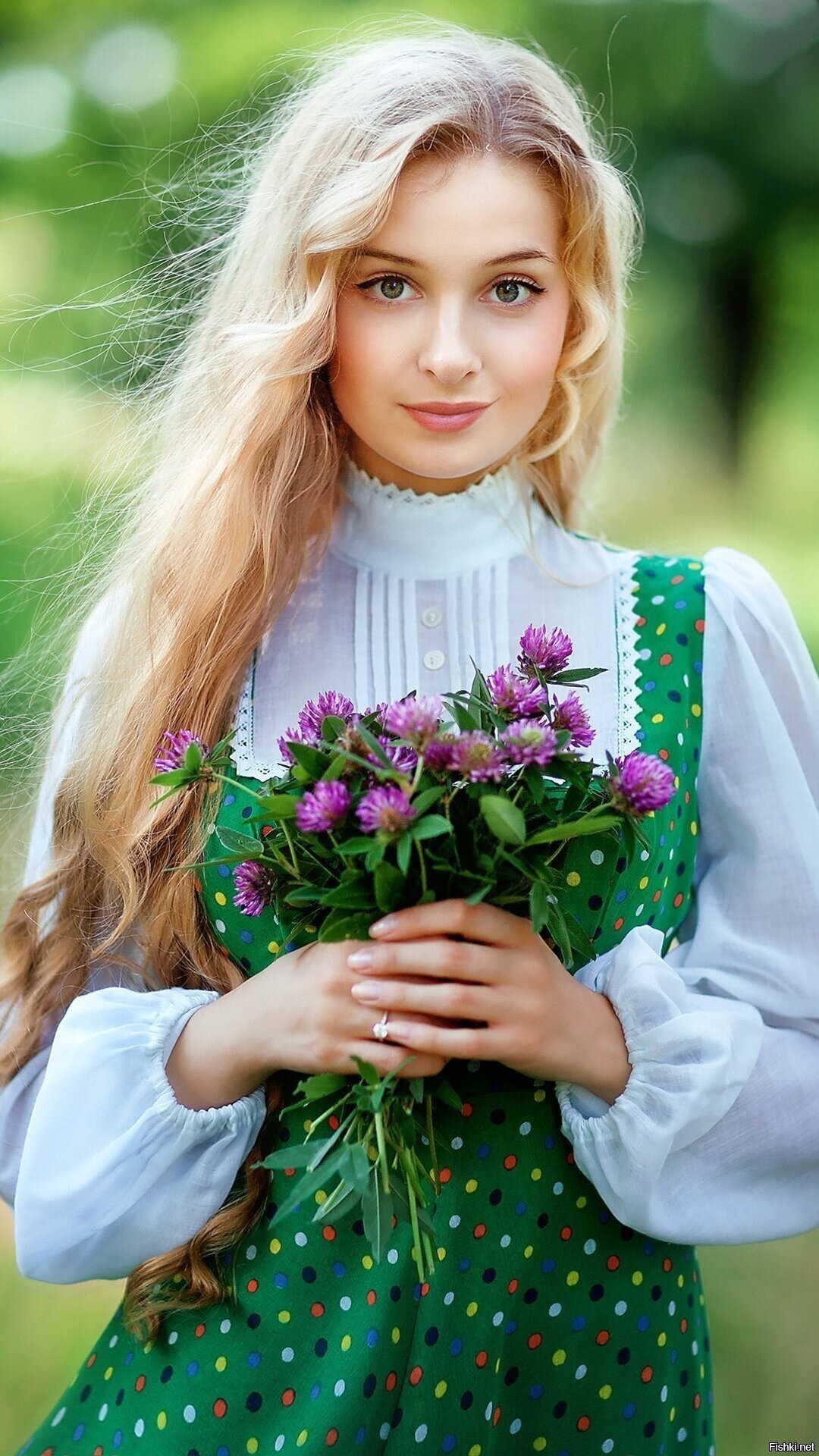 Girls in Slavic costumes in Manisales