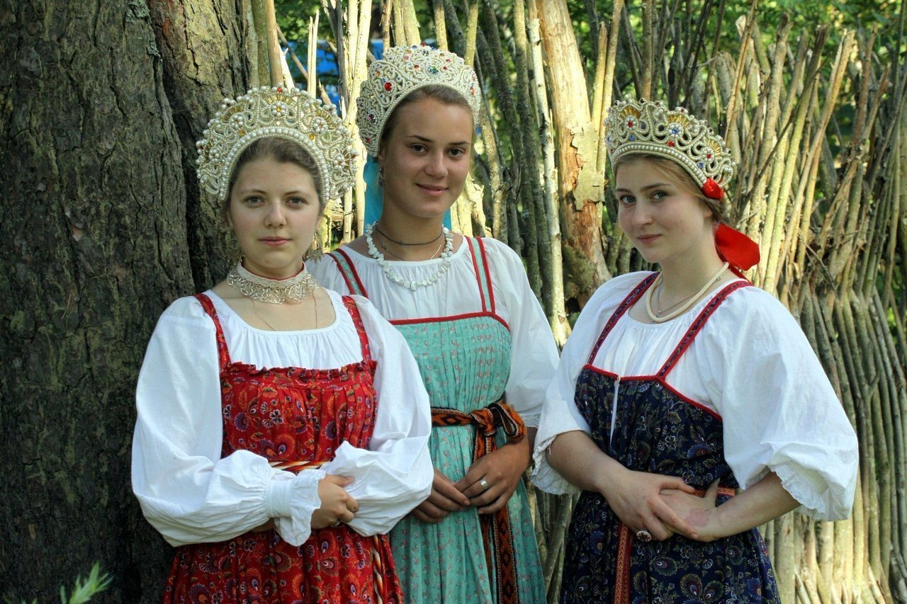 Sexy model Girls in Slavic costumes in Manisales